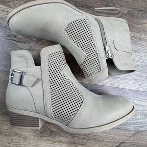 MÍA -Perforated Buckle Ankle Bootie  Katrine Size 8.5M Oatmeal